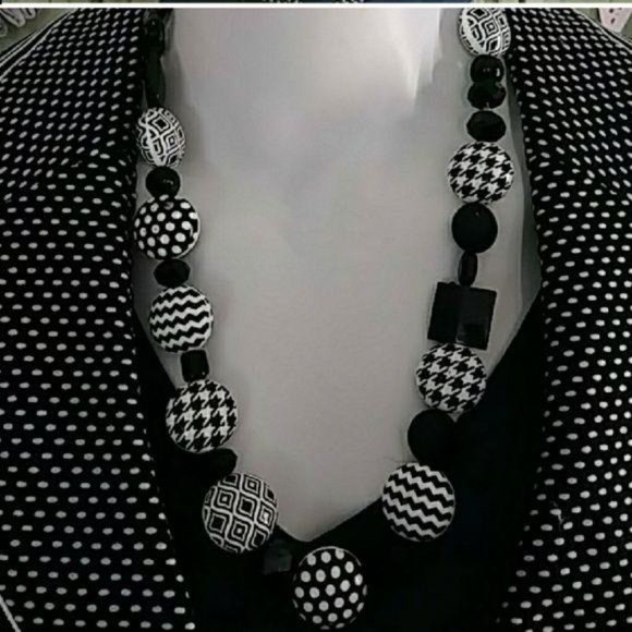 Necklace Black and White Glass and Metal Beads - Picture 2 of 3
